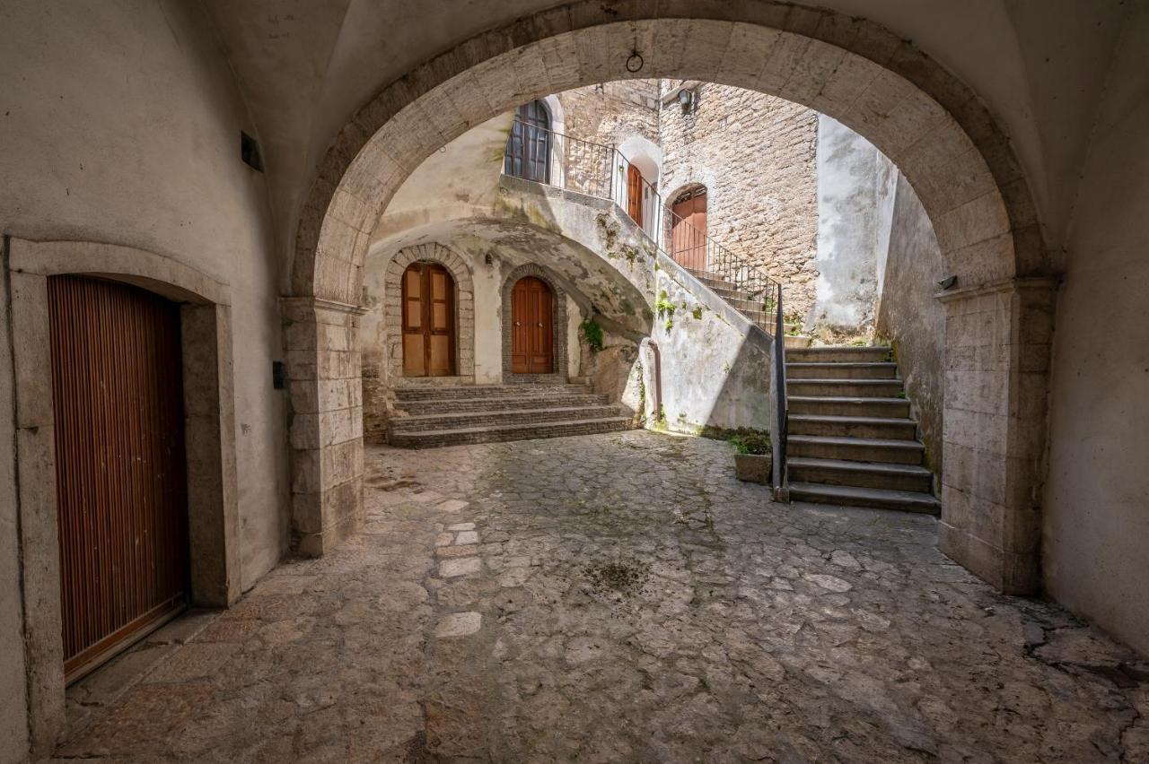 Hotel La Torretta Sul Cortile Monteroduni Exterior foto